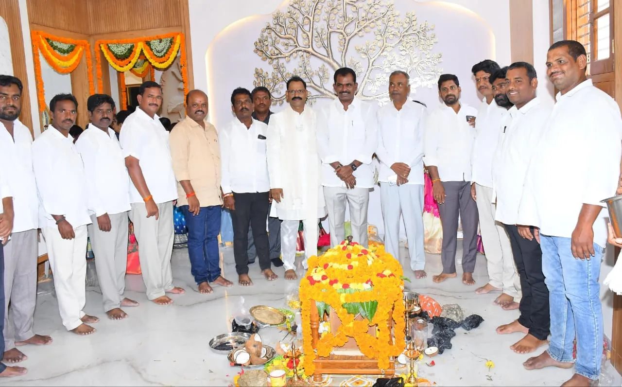 గృహప్రవేశ కార్యక్రమానికి హాజరైన ఎమ్మెల్యే