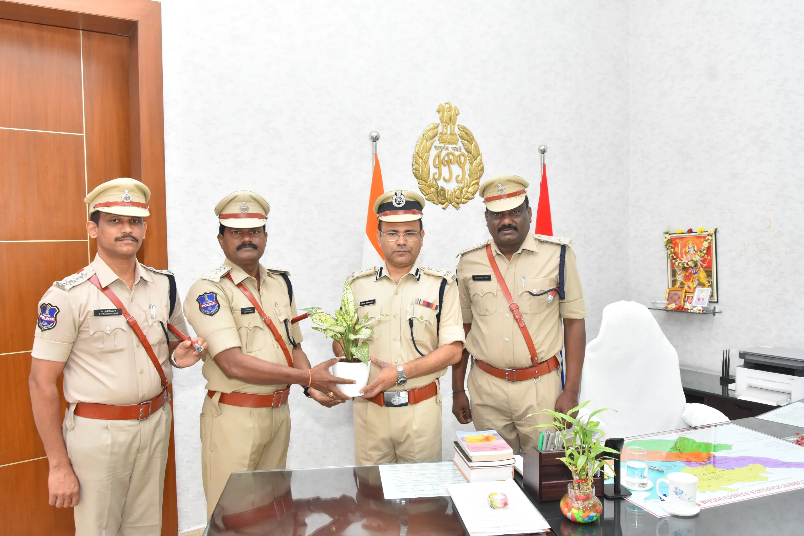 చట్టవ్యతిరేక కార్యకలాపాలకు పాల్పడేవారిలో పోలీసులంటే భయం ఉండాలి…