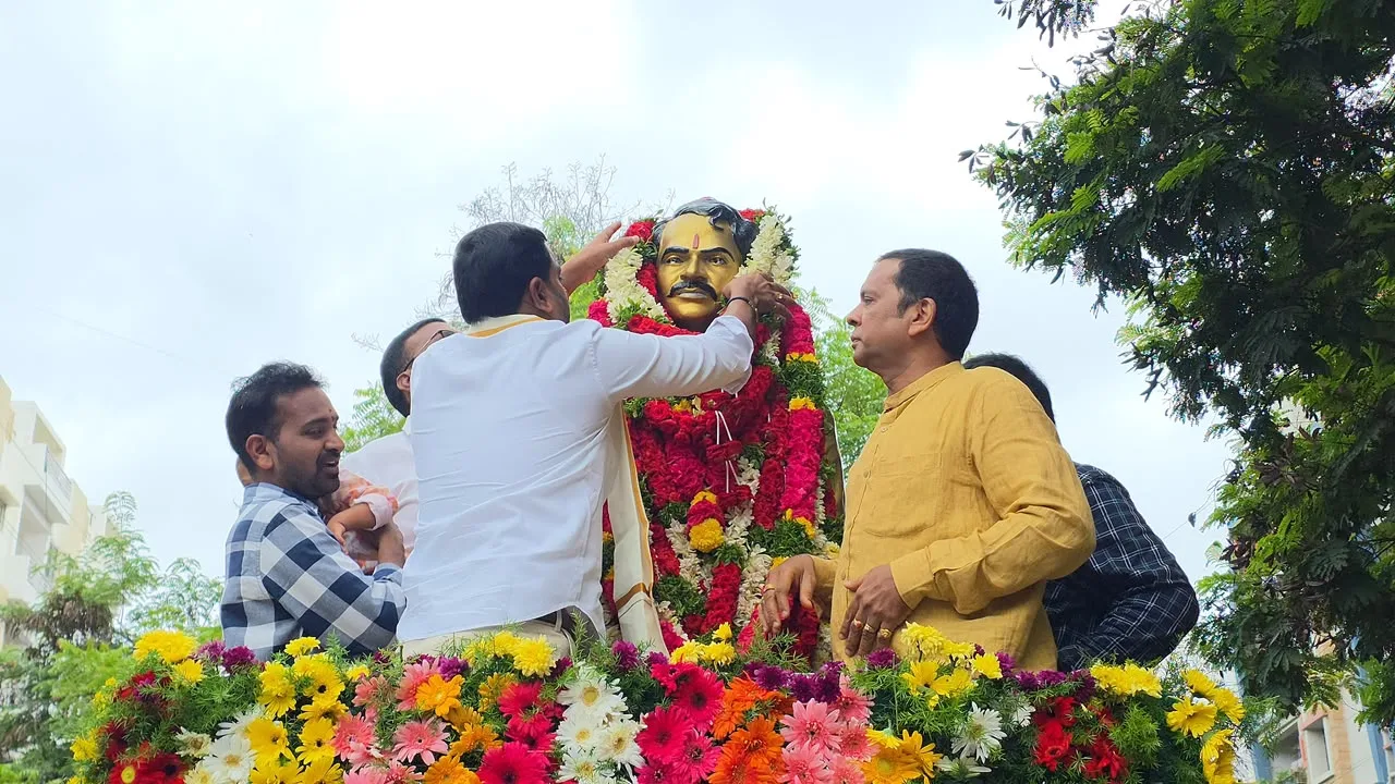 ప్రజల కోసం బ్రతికిన వీరుడు స్వర్గీయ శ్రీ వంగవీటి మోహన రంగా