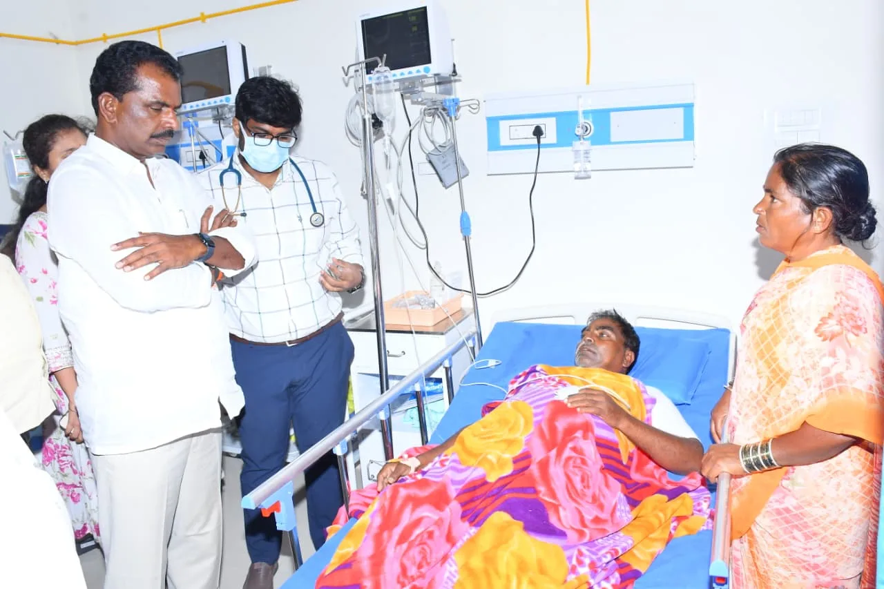 పక్షవాతంతో బాధపడుతున్న వ్యక్తిని పరామర్శించిన ఎమ్మెల్యే మేఘారెడ్డి