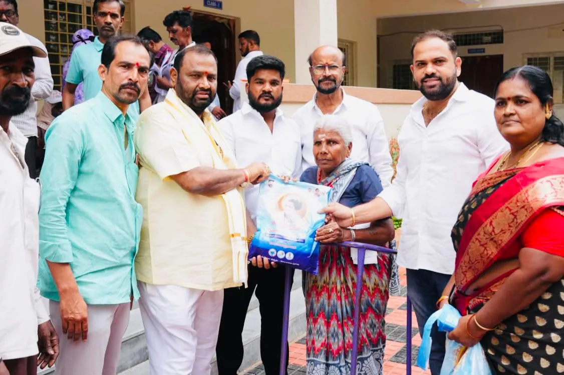 గిరి నగర్ డివిజన్ లో ఇందిరమ్మ మహిళా శక్తి చీరల పంపిణీ చేసిన డిసిసి ఉపాధ్యక్షులు కూన శ్రీనివాస్ గౌడ్