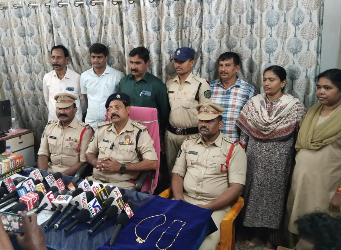 సుజాతానగర్‌లో వృద్ధురాలి మెడలో బంగారు గొలుసులు లాక్కెళ్లిన తల్లి–కొడుకులు అరెస్ట్