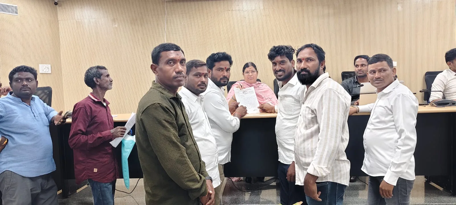 కబ్జాకు గురైన స్మశాన వాటిక భూమిని గ్రామానికి అప్పగించాలి: కలెక్టర్‌కు మురుమూరు గ్రామస్తుల వినతి….