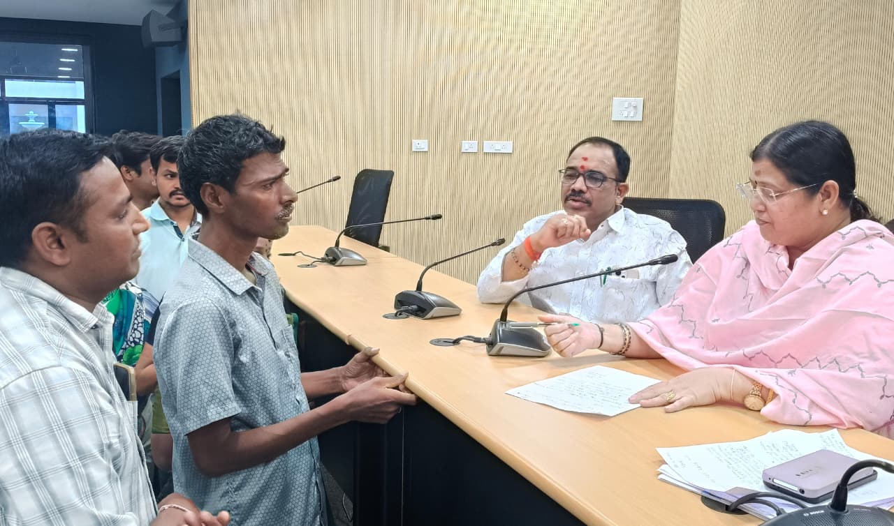 ప్రజావాణి అర్జీలను పెండింగ్‌లో ఉంచొద్దు.. సత్వరమే పరిష్కరించాలి: డీఆర్‌వో రాజేశ్వరి