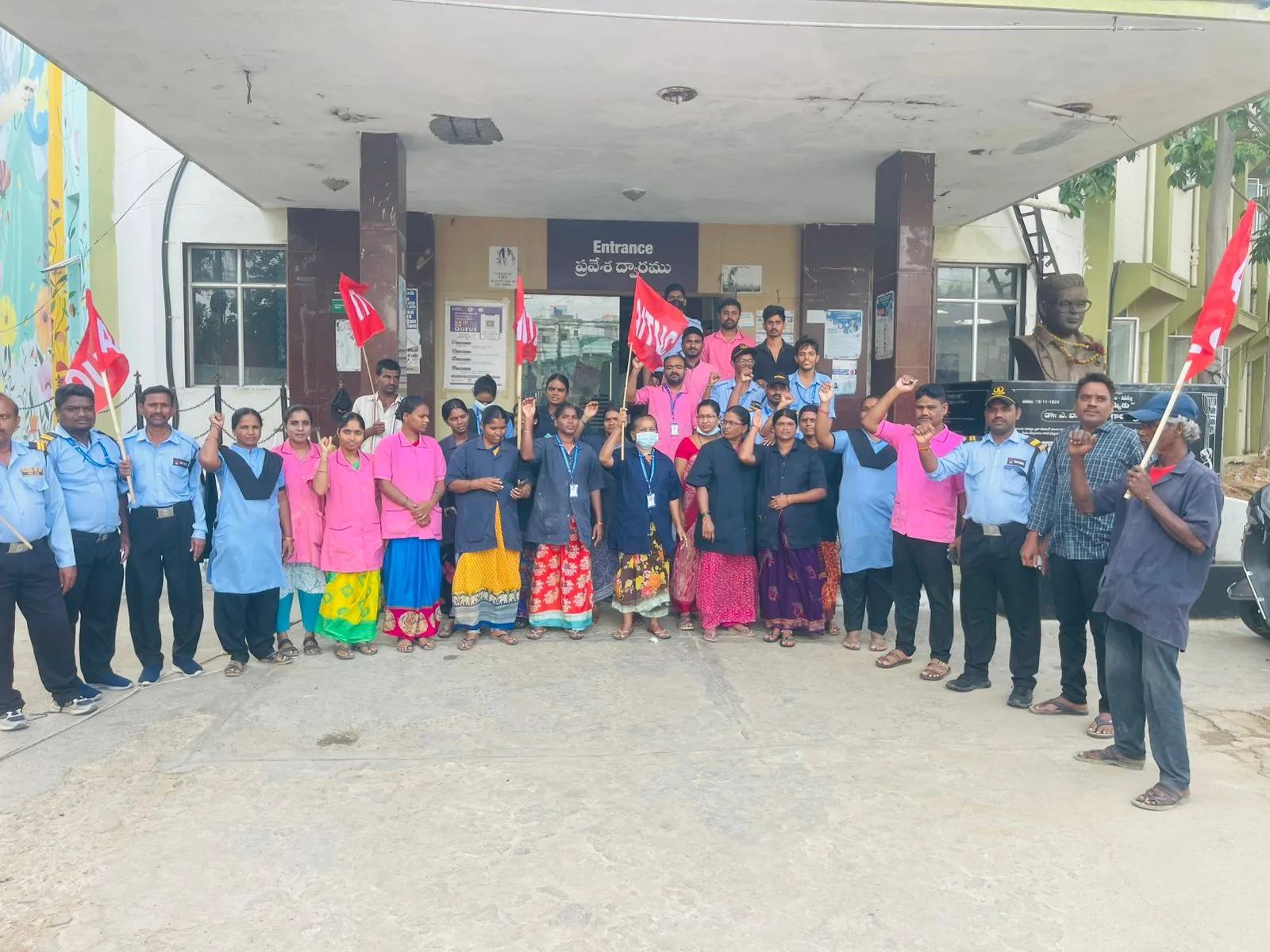 జీతాల పెంపకై వనపర్తి ప్రభుత్వ జనరల్ ఆసుపత్రి ఎదుట కాంట్రాక్ట్ కార్మికుల నిరసన.