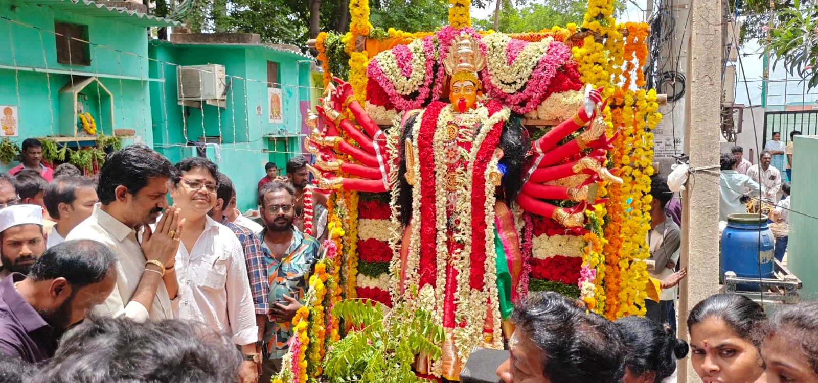 పోలేరమ్మ జాతరకు హాజరై ప్రత్యేక పూజలు నిర్వహించిన