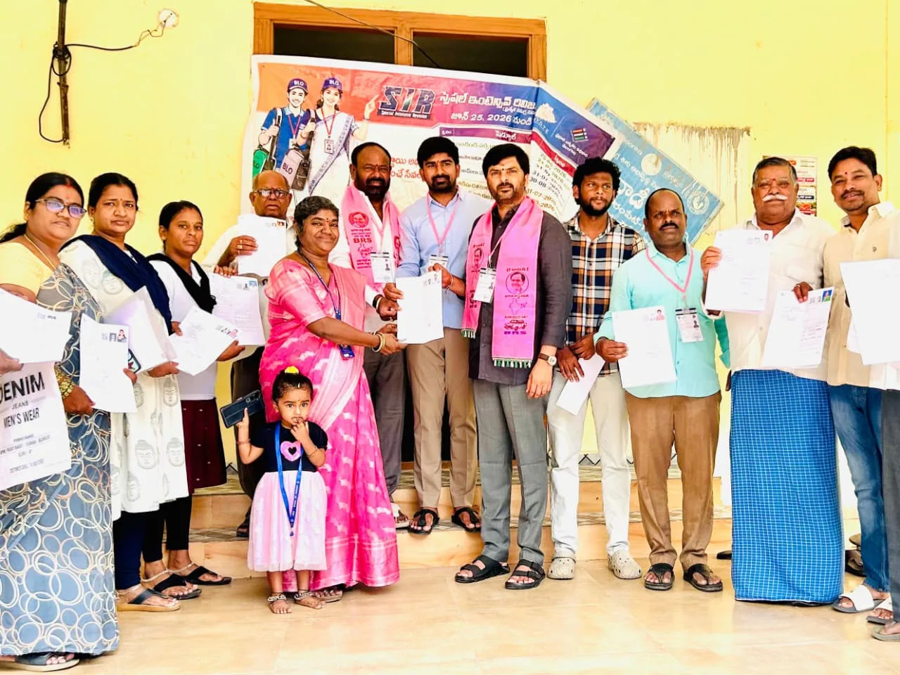 భౌరంపేట్‌లో SIR కార్యక్రమాన్ని పరిశీలించిన BRS నాయకులు