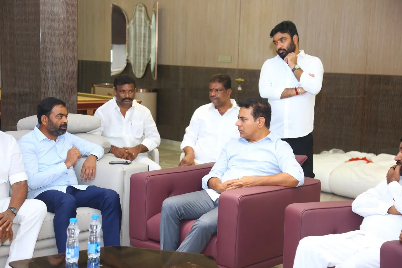 ఎమ్మెల్సీ శంభీపూర్ రాజు  ని పరామర్శించిన మాజీ మంత్రి , బీఆర్ఎస్ వర్కింగ్ ప్రెసిడెంట్ కేటిఆర్