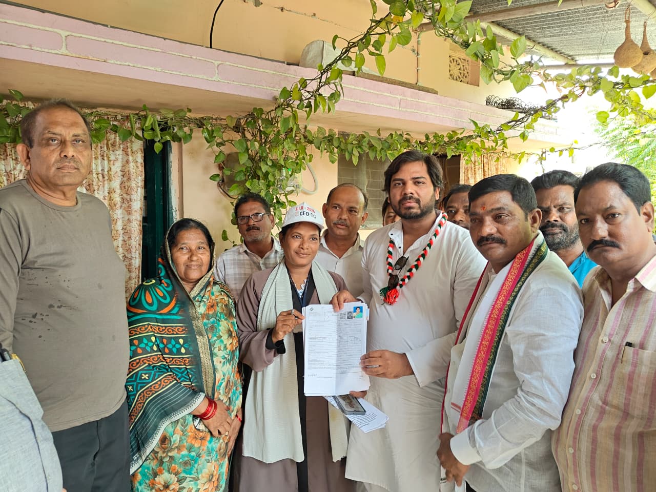 ఓటు హక్కు పరిరక్షణే లక్ష్యం… తాండూర్‌లో ఇంటింటికీ వెళ్లి ఎస్ ఐ ఆర్ ఫారమ్‌లు నింపిన ఎంపీ గడ్డం వంశీకృష్ణ..