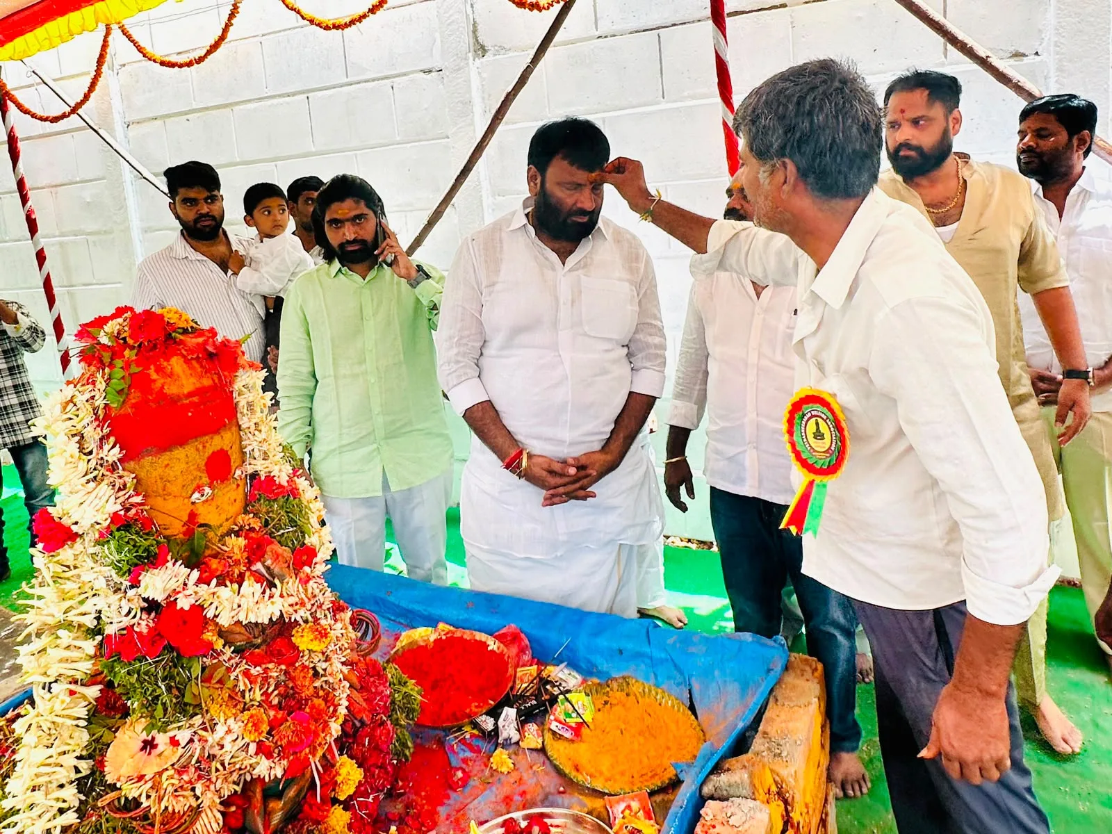 బొడ్రాయి ప్రతిష్టాపన మహోత్సవంలో పాల్గొన్న మాజీ ఎమ్మెల్యే కూన శ్రీశైలం గౌడ్