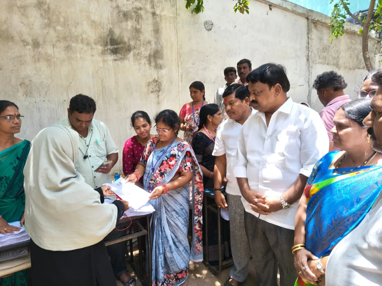 స్పెషల్ ఇంటెన్సివ్ రివిజన్ (SIR) హెల్ప్ డిస్క్ కార్యక్రమాన్ని పరిశీలించిన   కొలన్ హన్మంత్ రెడ్డి