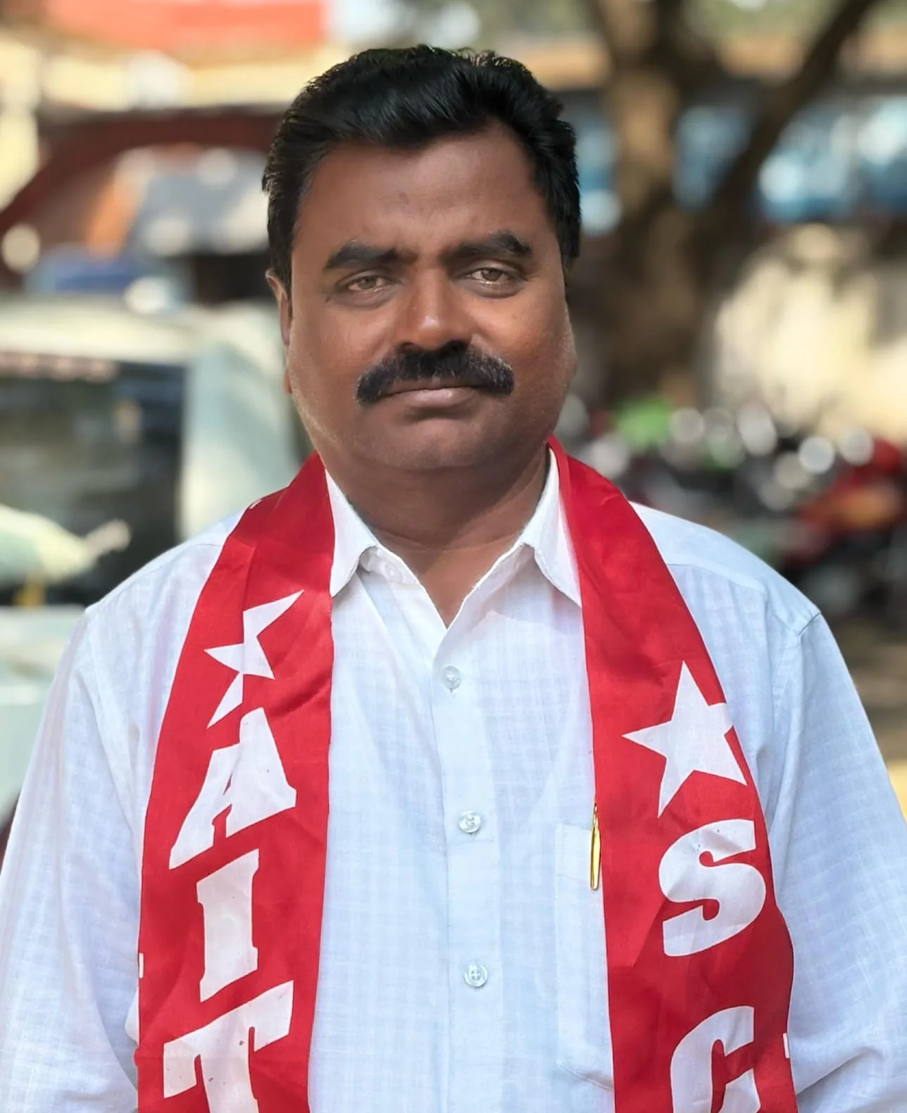 కార్మికులకు పనిముట్లు లేవు… ఐఏఎస్‌ల పేరుతో నజరానాలా…?