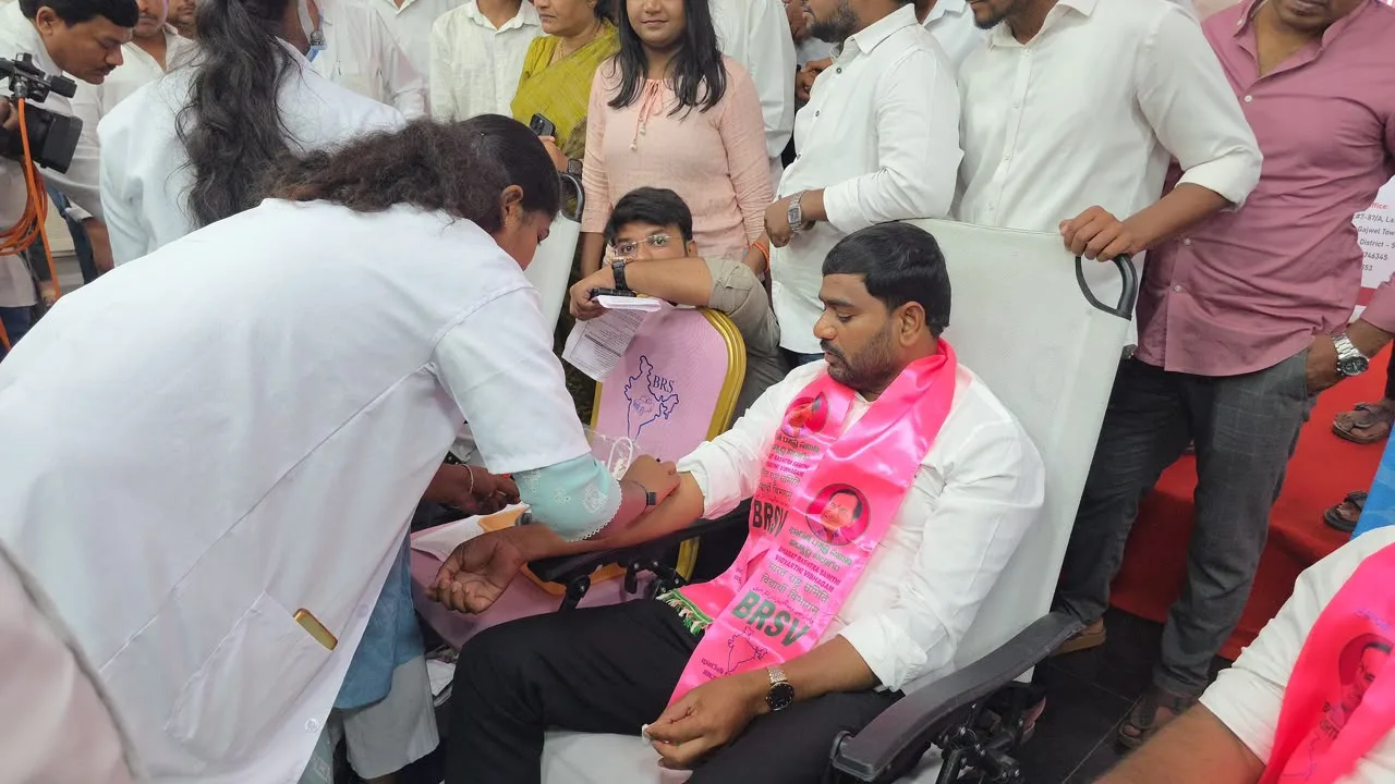 రైతులకు న్యాయం చేయాలని డిమాండ్ చేస్తూ తెలంగాణ భవన్‌లో BRSV & BRSY ఆధ్వర్యంలో “రేవంత్ రెడ్డి కోసం రక్తదానం” కార్యక్రమం