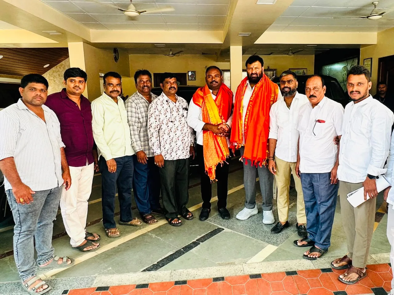 మాజీ ఎమ్మెల్యే   కూన శ్రీశైలం గౌడ్  ని మర్యాదపూర్వకంగా కలిసిన రాజీవ్ గాంధీ నగర్ నూతన కమిటీ సభ్యులు