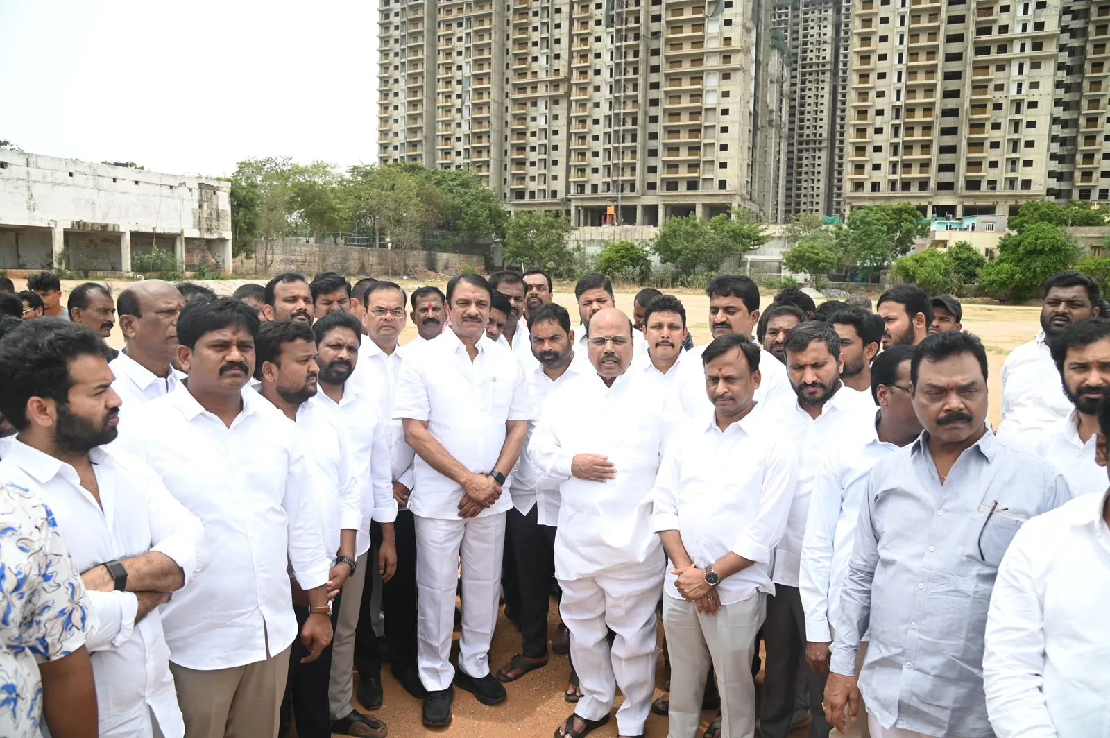 సరూర్‌నగర్ స్టేడియాన్ని పరిశీలించిన బిఆర్ఎస్ నేతలు…
