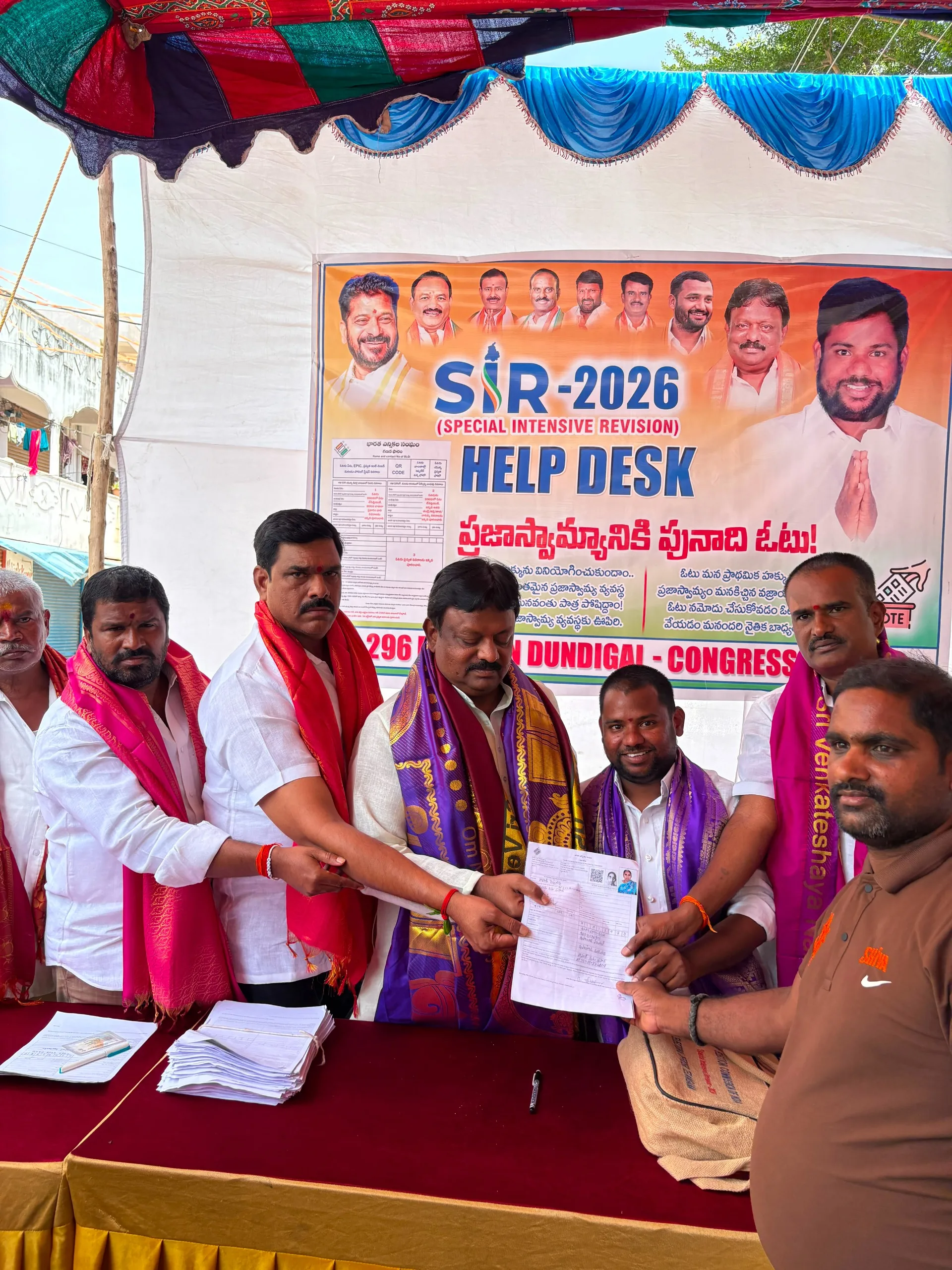 శంభీపూర్‌లో SIR హెల్ప్ డిస్క్‌ను పరిశీలించిన నియోజకవర్గ కాంగ్రెస్ పార్టీ ఇంచార్జి కొలన్ హన్మంత్ రెడ్డి
