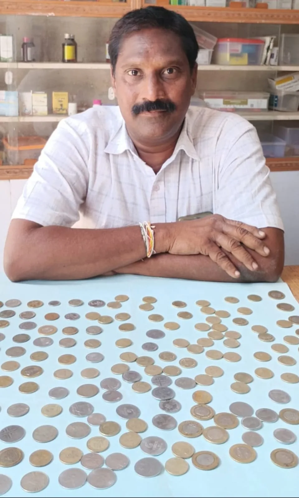 నాణెముల సేకరణే హాబీ..ఆర్ఎంపి వైద్యునిగా సేవలందిస్తూ నాణెముల సేకరణ