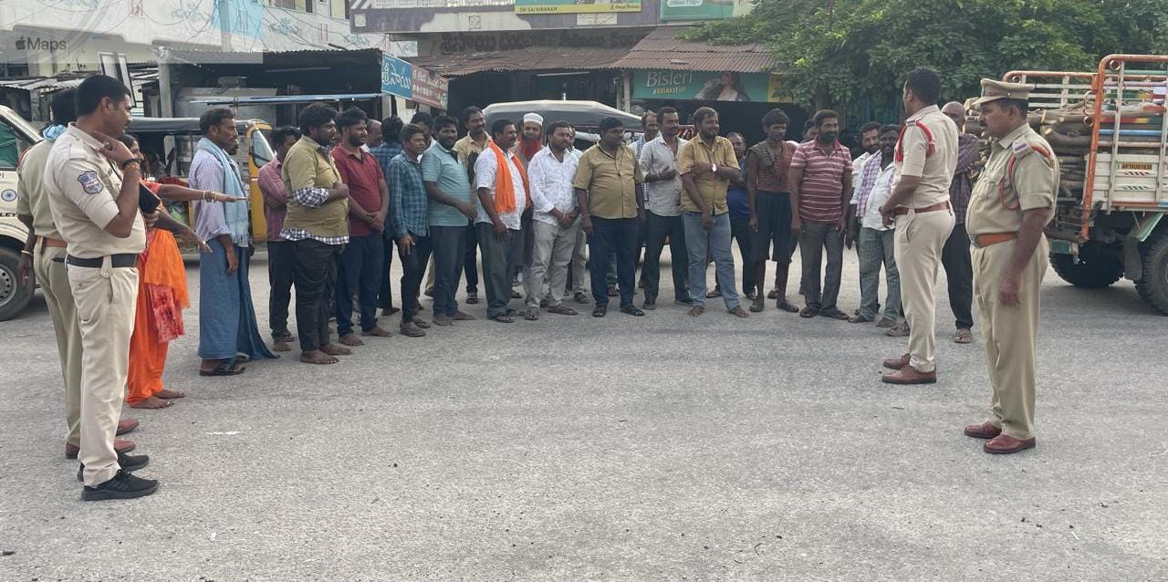 జనగాం ఎక్స్ రోడ్ వద్ద రోడ్డు భద్రతపై అవగాహన సదస్సు