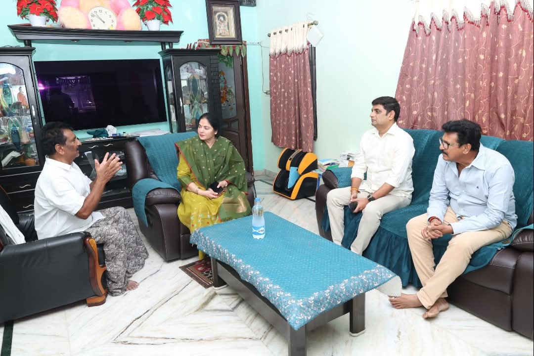 అనారోగ్యంతోబాధపడుతున్న వ్యక్తిని పరామర్శించిన కోవూరు ఎమ్మెల్యే ప్రశాంతి రెడ్డి