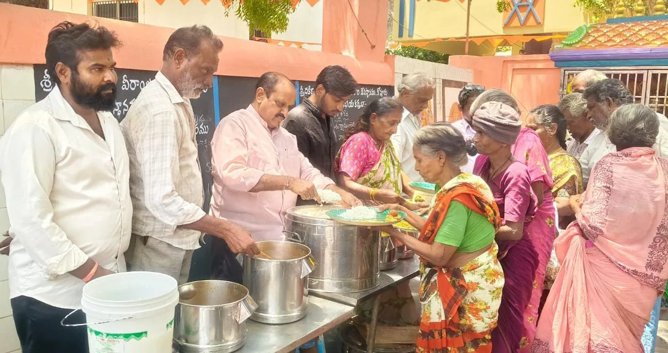 అధిలక్షమ్మ 10 వ వర్ధంతి సందర్భంగా వీరాంజనేయ స్వామి సన్నిధిలో అన్న ప్రసాదాలు వితరణ