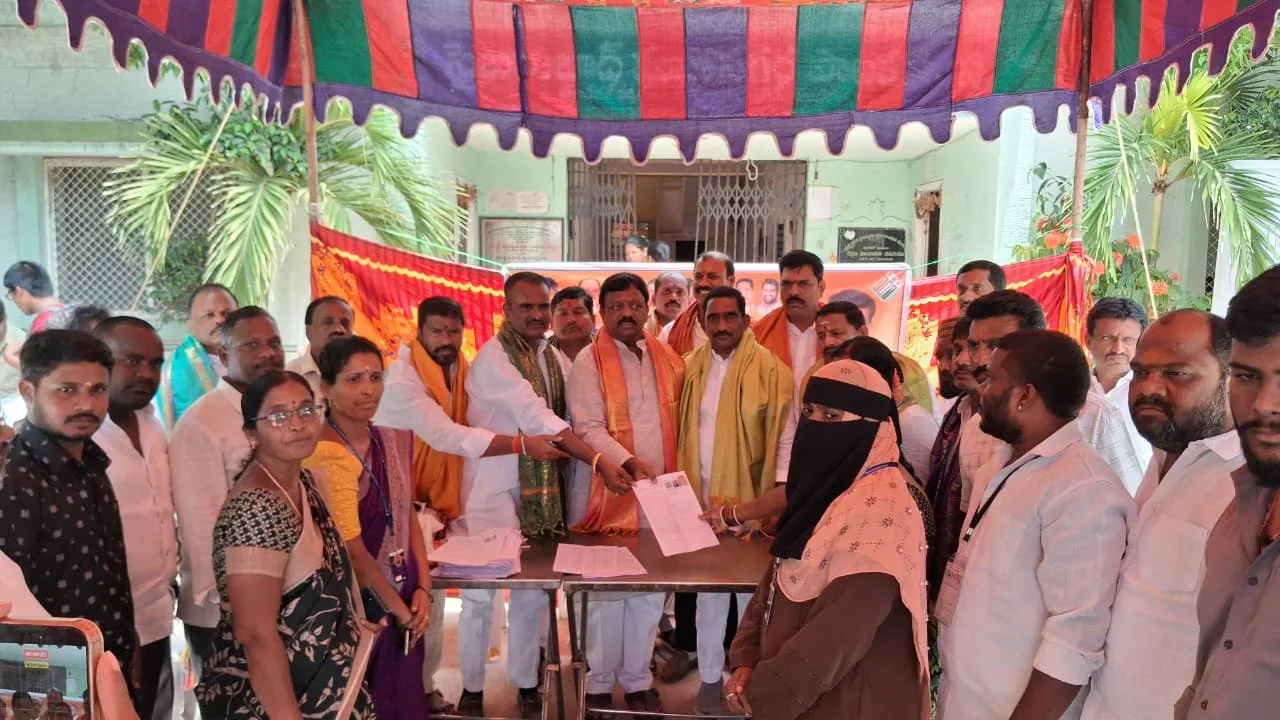 దుండిగల్‌లో ఓటరు సవరణ ప్రక్రియను పరిశీలించిన కుత్బుల్లాపూర్ కాంగ్రెస్ పార్టీ ఇన్‌చార్జి కొలన్ హన్మంత్ రెడ్డి