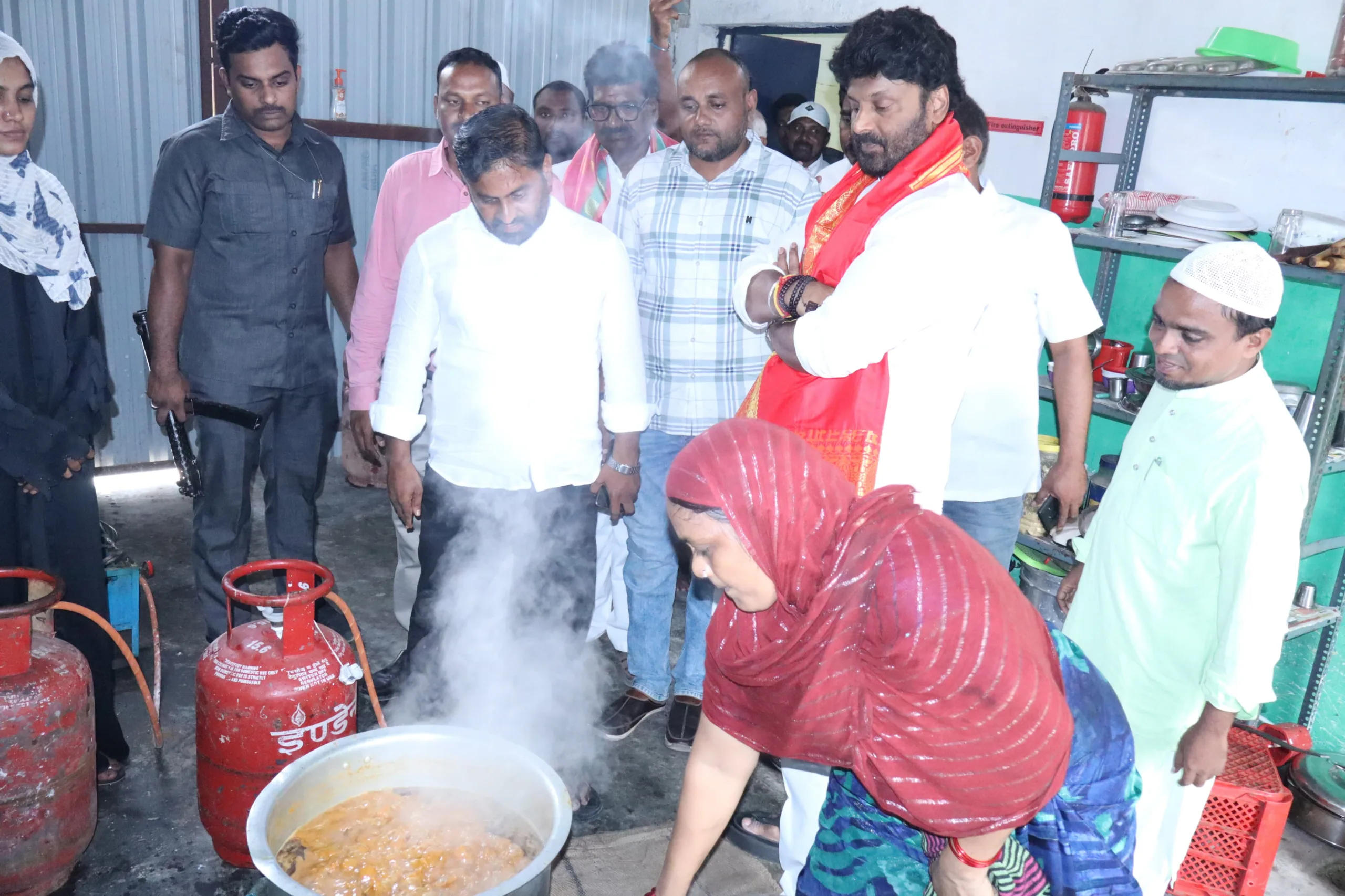 విద్యార్థులతో కలిసి భోజనం చేసిన ఎమ్మెల్యే రాజ్ ఠాకూర్….