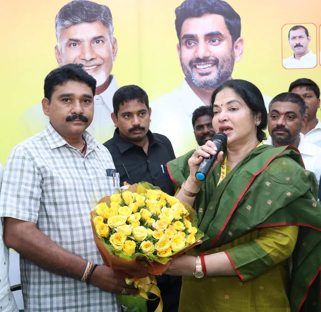 బూత్ కన్వీనర్ నాటకరాణి వెంకట్‌కు ఎమ్మెల్యే ప్రశాంతి రెడ్డి అభినందనలు