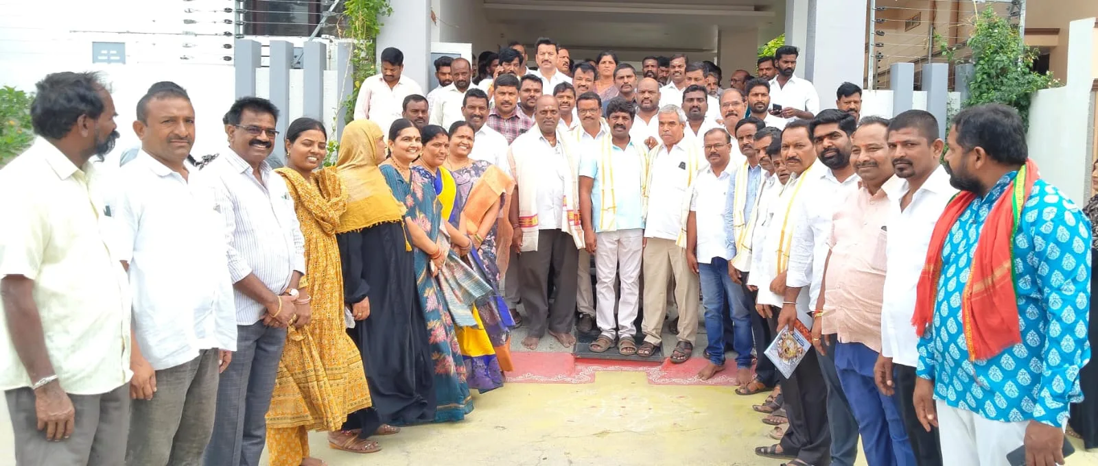 చిట్యాల చేనేత సహకార సంఘం నూతన అధ్యక్షుడికి ఎమ్మెల్యే అభినందనలు