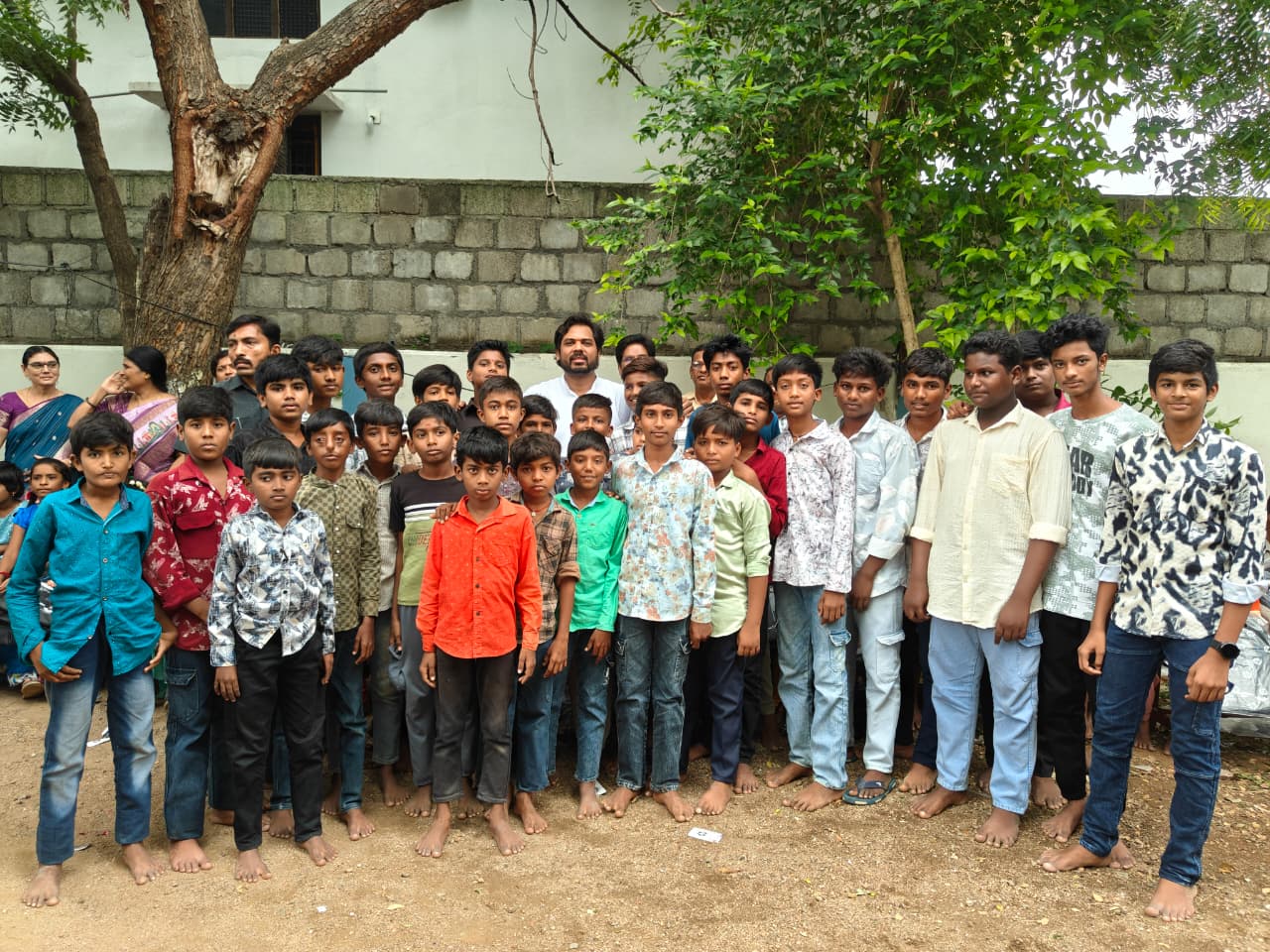 గూడెం విద్యార్థులకు ఎంపీ గడ్డం వంశీకృష్ణ చేయూత..