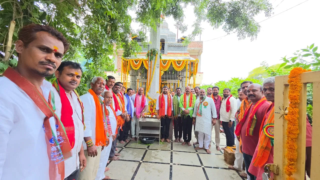 శ్రీశ్రీశ్రీ మిద్దె మైసమ్మ తల్లి బోనాల జాతర కార్యక్రమంలో పాల్గొన్న కుత్బుల్లాపూర్ నియోజకవర్గ బీఆర్ఎస్ నేత శంభీపూర్ క్రిష్ణ