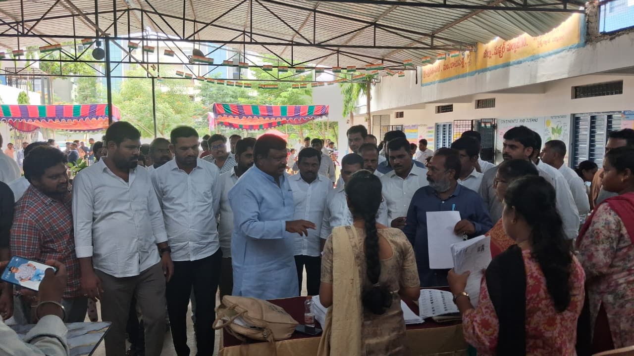 వాసవి లేఔట్ ZPH స్కూల్‌లో SIR-2026 మెగా హెల్ప్ డెస్క్ క్యాంపు