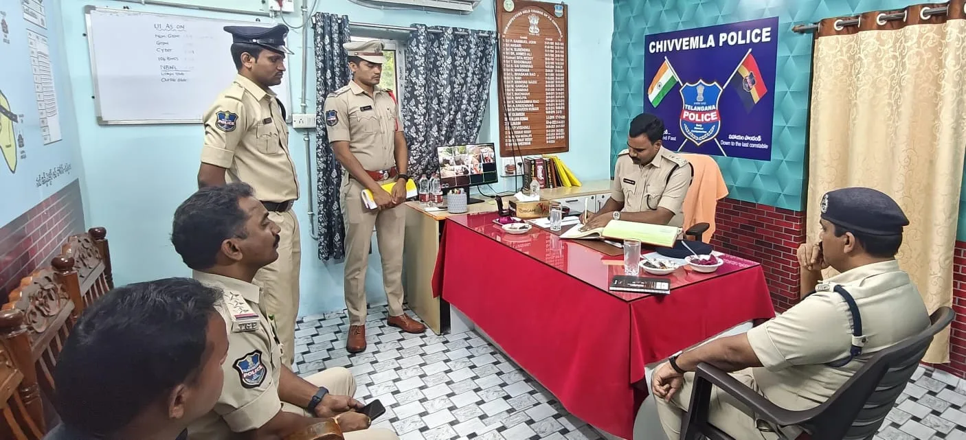 చివ్వెంల పోలీస్ స్టేషన్‌ను ఆకస్మికంగా తనిఖీ చేసిన : ఎస్పీ నరసింహ.