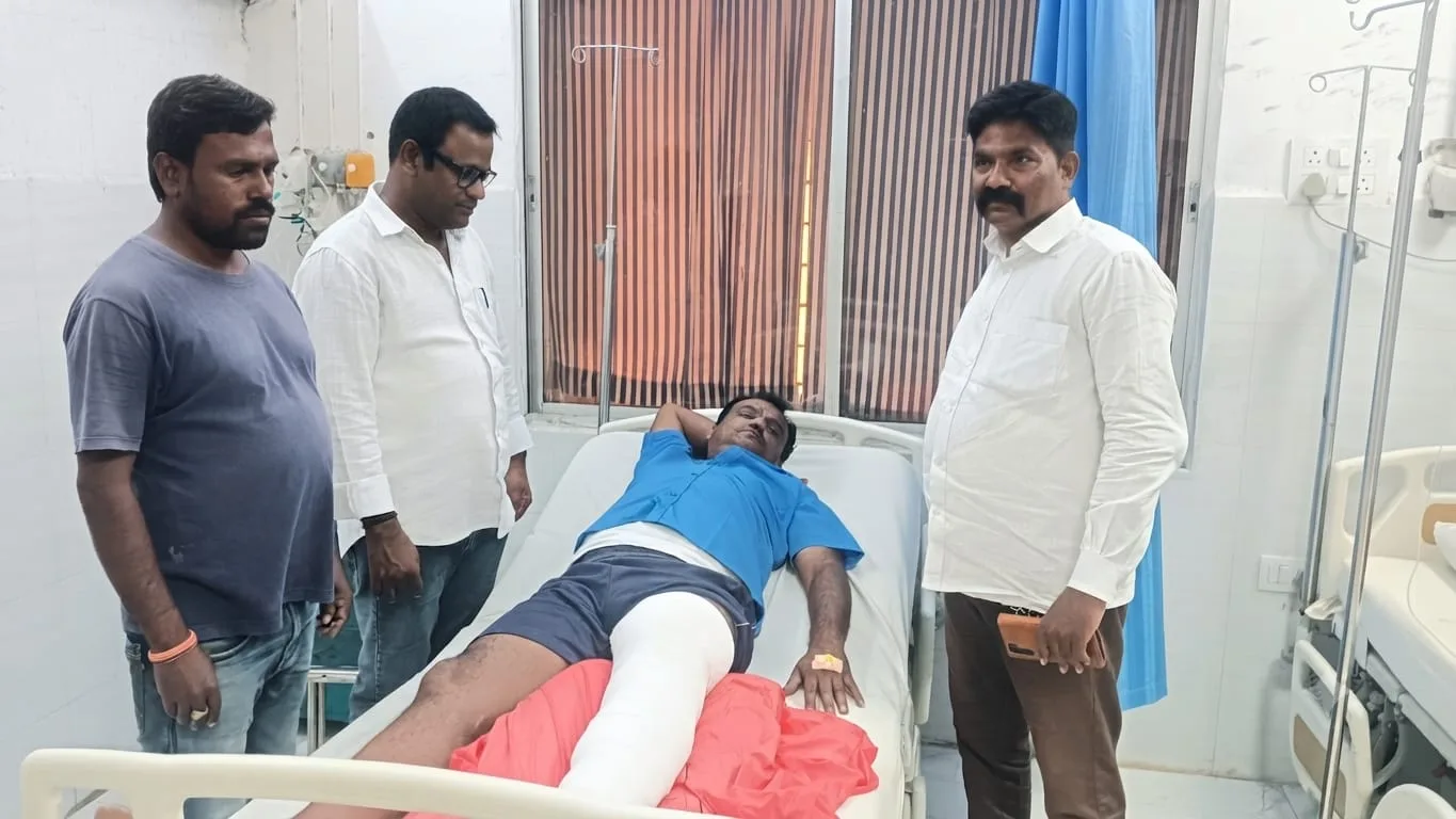 కోతుల దాడితో కాంట్రాక్ట్ కార్మికుడికి తీవ్ర గాయాలు…