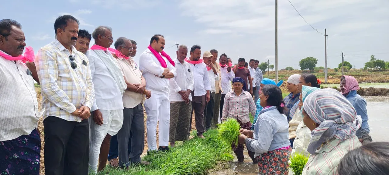 రైతులకు నీళ్లు లేవు…. కూలీలకు పనిలేదు..