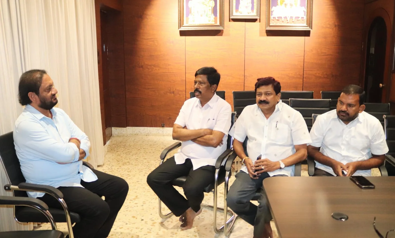 నల్లపరెడ్డి ని మర్యాదపూర్వకంగా కలిసిన కిలివేటి సంజీవయ్య..