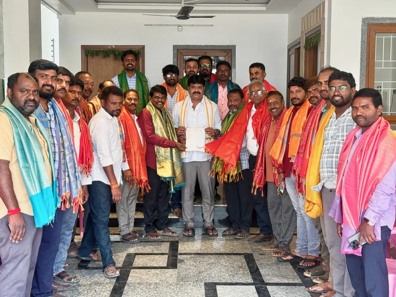మైత్రి నగర్ నూతన కమిటీ వారాల వినోద్ కుమార్  ని కలిసింది