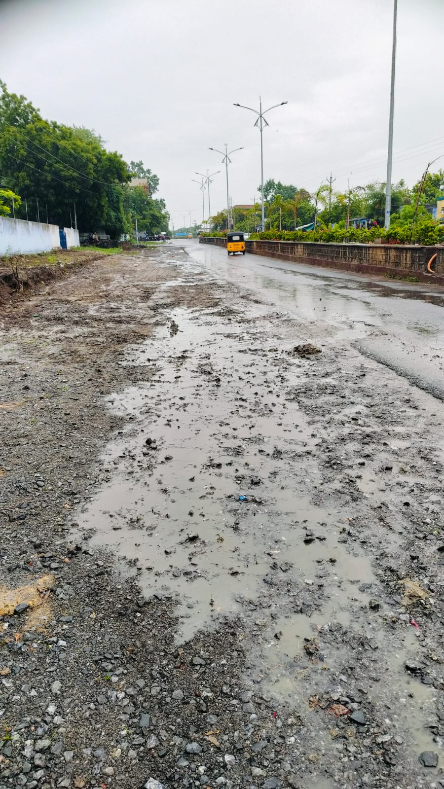 11వ.డివిజన్ కృష్ణానగర్‌లో డ్రైనేజీ దుస్థితి.. బురదతో నిలిచిపోయిన మురుగునీరు, ప్రమాదంలో కాలువ.
