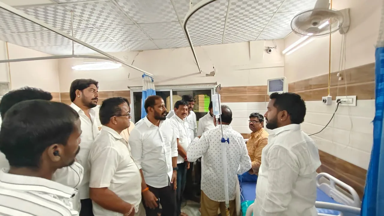 అస్వస్థతతో ఆస్పత్రిలో చికిత్స పొందుతున్న కాంగ్రెస్ సీనియర్ నాయకుడు గుమ్మడి కుమారస్వామిని పరామర్శించిన బీఆర్ఎస్ నేతలు….