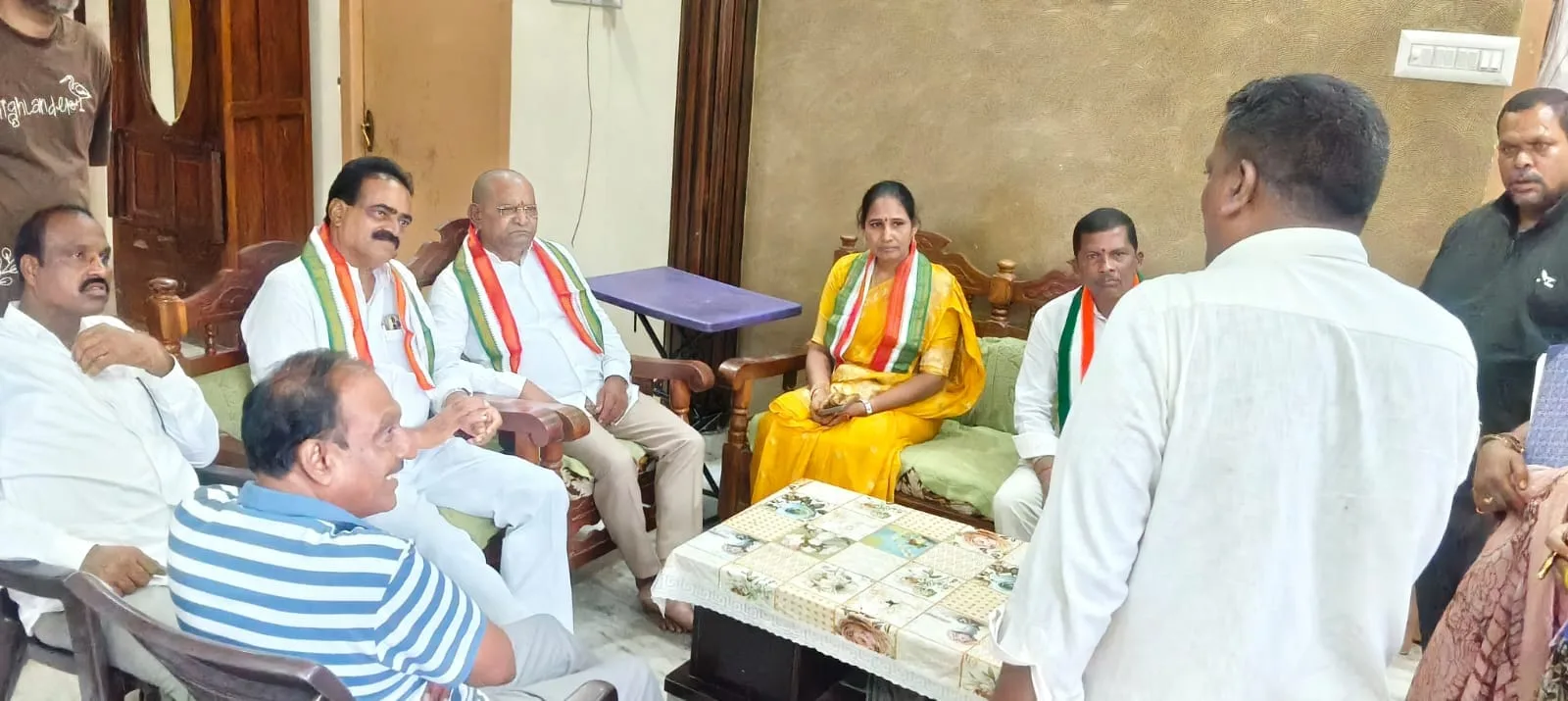 గార్ల మండలంలో SIR ప్రక్రియను పరీశీలించిన ఇల్లందు ఎమ్మెల్యే కోరం కోనకయ్య  ,ఇల్లందు SIR కో.ఆర్డినేటర్ రాయల నాగేశ్వరరావు
