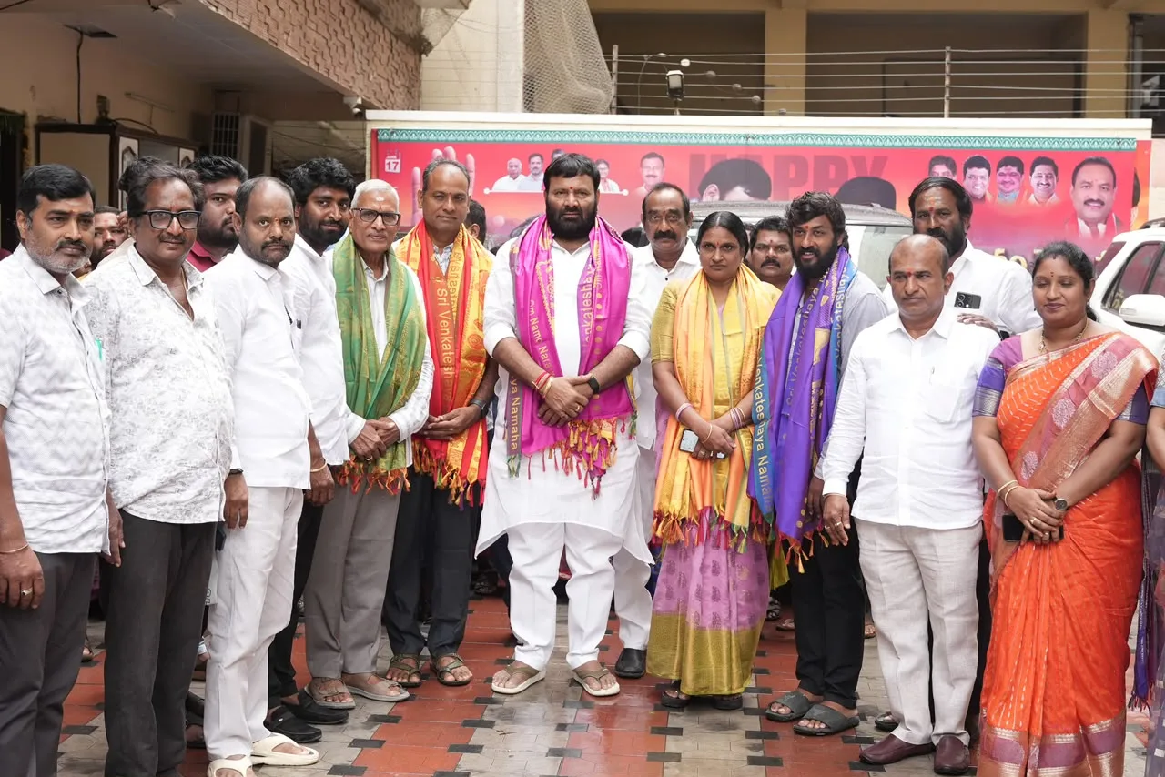 సూరారం డివిజన్ పరిధిలోని లక్ష్మీ నగర్ కాలనీ నూతన అధ్యక్షురాలుగా ఎన్నికైన శ్రీమతి అమృత రెడ్డి