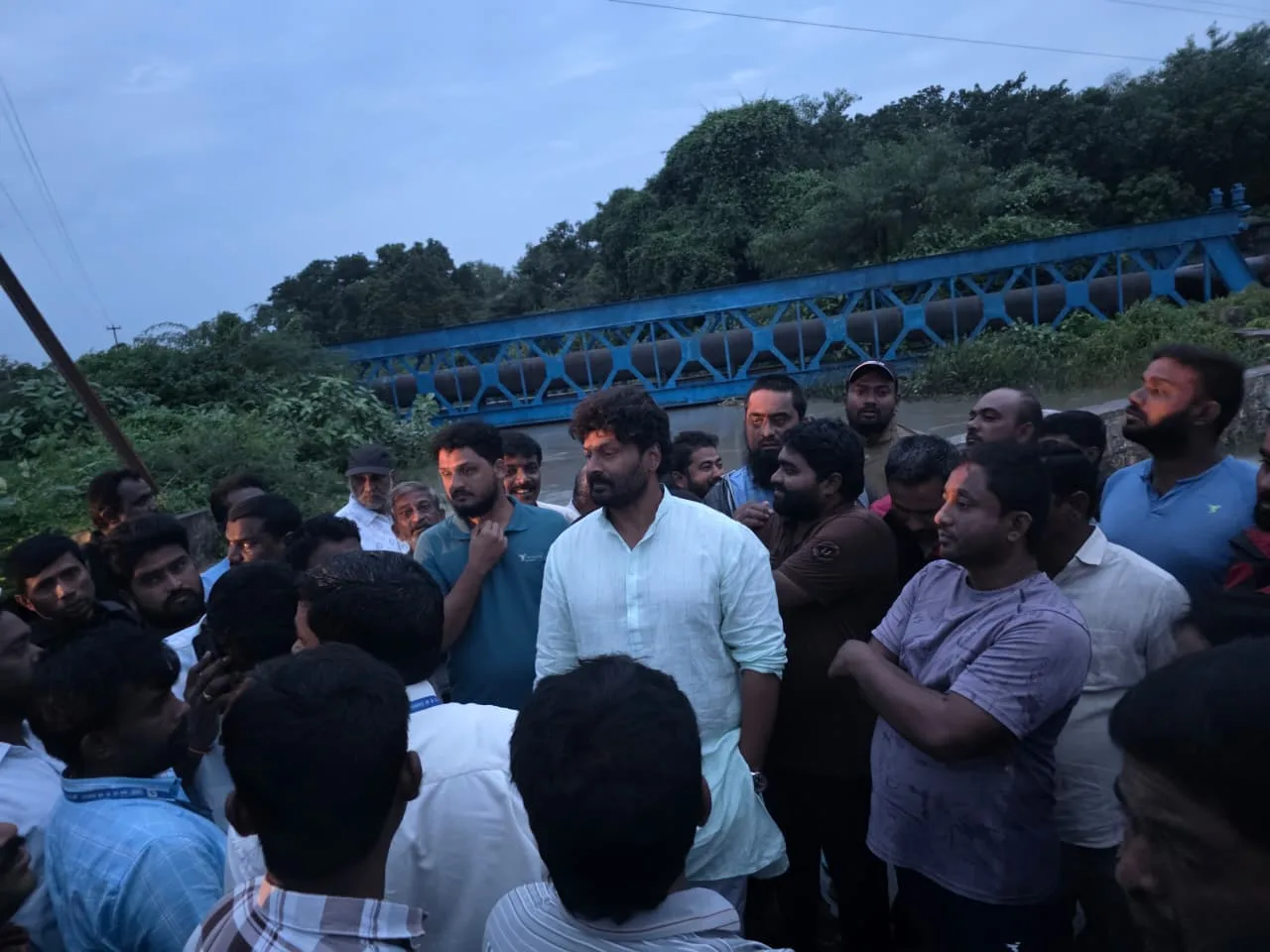 భారీ వర్షాల నేపథ్యంలో పాత బజారులో ఎమ్మెల్యే రాజ్ ఠాకూర్ పర్యటన….