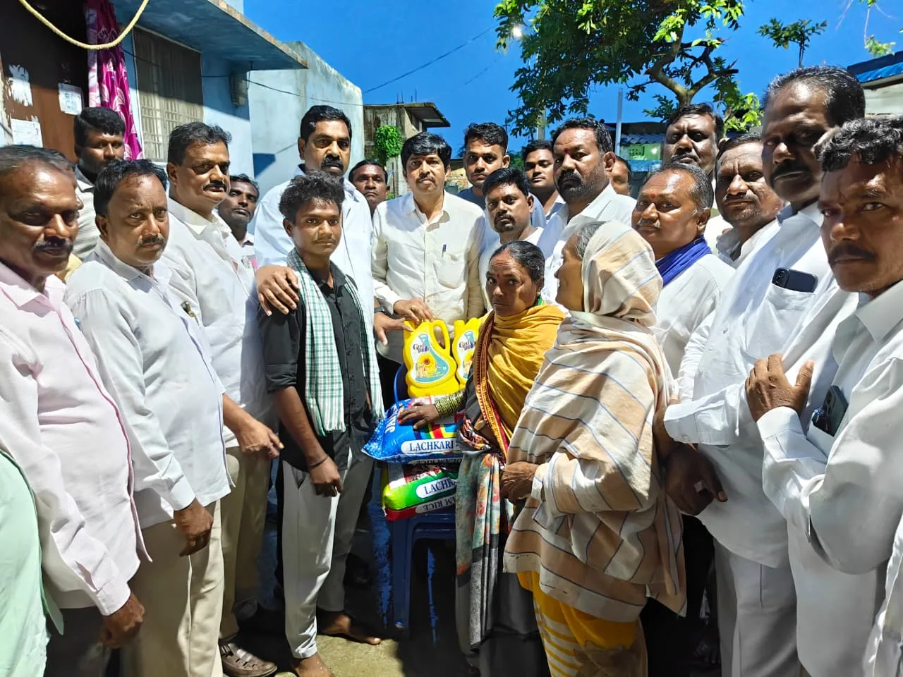 మృతుల కుటుంబాలకు ఎమ్మెల్యే KR నాగరాజు  పరామర్శ