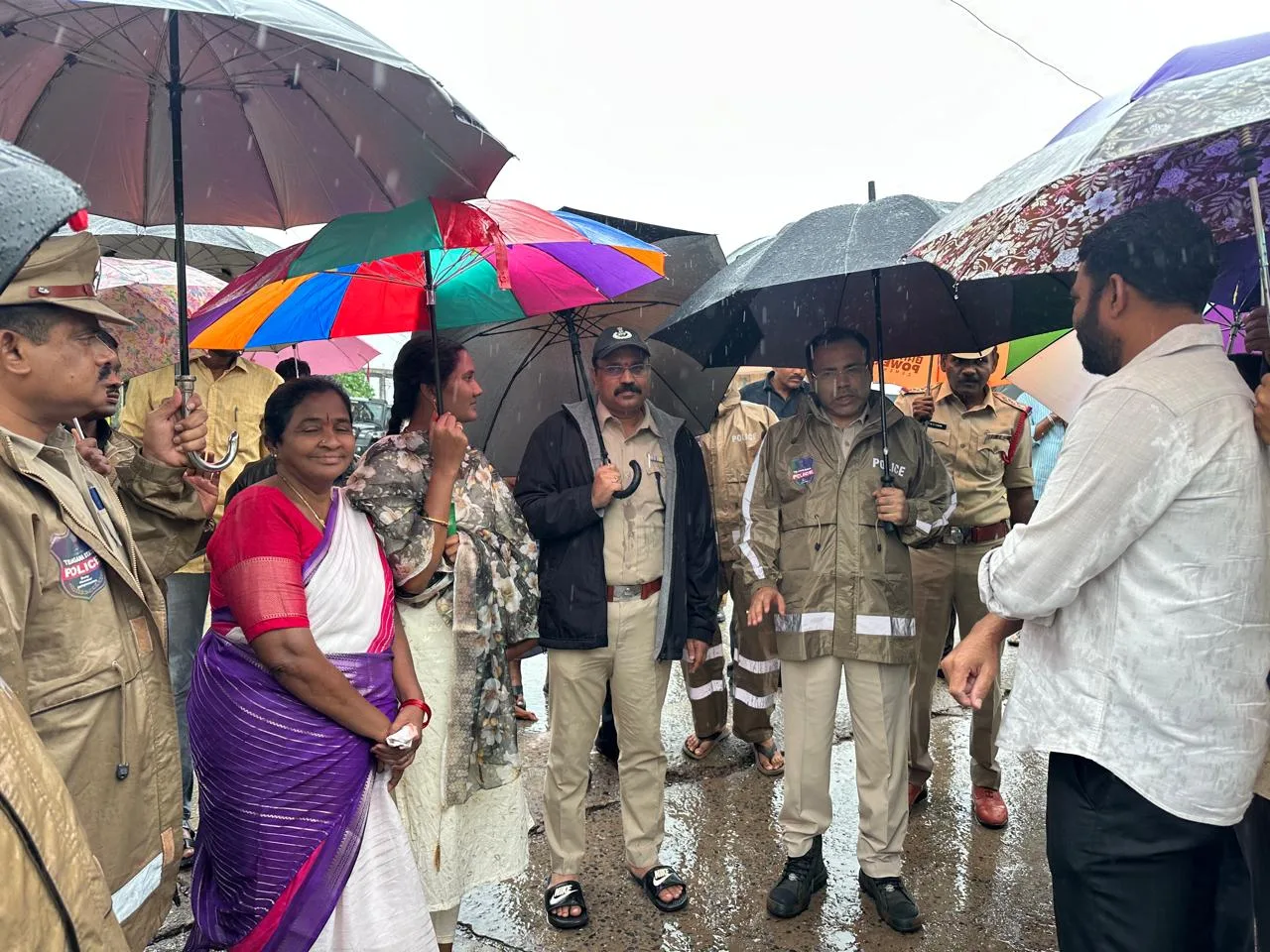 భారీ వర్షాల వేళ రాంనగర్ బ్రిడ్జిని పరిశీలించిన పోలీస్ కమిషనర్ అంబర్ కిషోర్ ఝా..