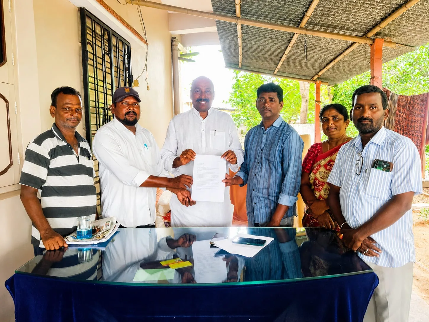 కోదాడ లొ గ్రంథాలయం చైర్మన్ కు వినతిపత్రం ఇస్తున్న పార్ట్ టైం స్పీకర్లు