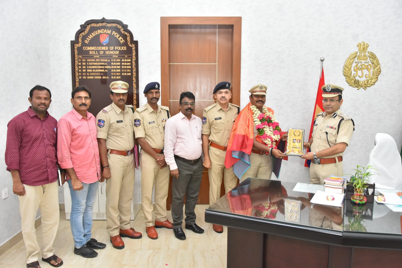 విశిష్ట సేవలకు ఘన గౌరవం, ఉద్యోగ విరమణ పొందిన ఏఎస్‌ఐ సంజీవయ్యకు పోలీస్ కమిషనర్ అంబర్ కిషోర్ ఝా ఆత్మీయ వీడ్కోలు…