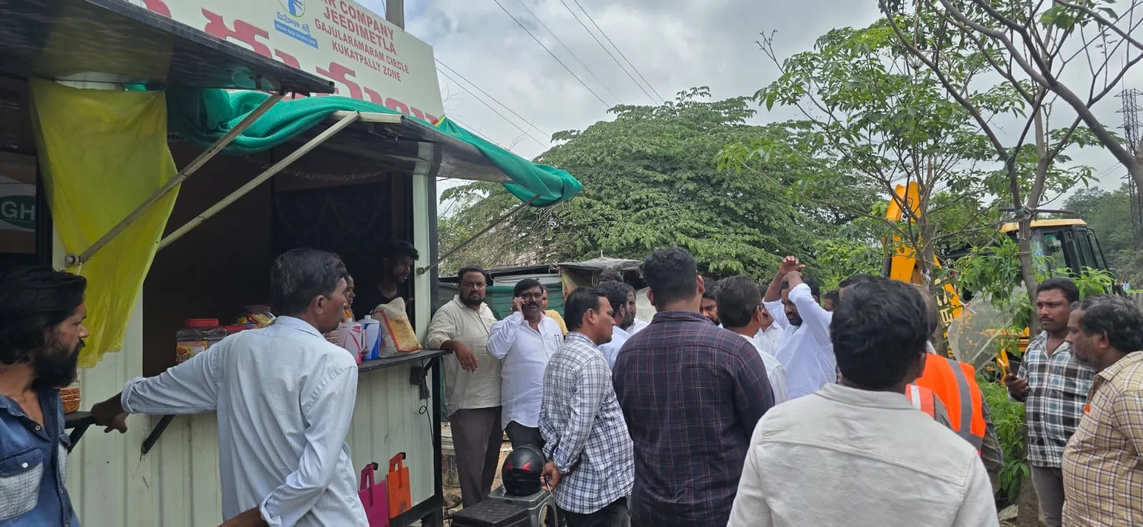 నిరుపేద వీధి వ్యాపారుల నడ్డి విరుస్తున్న ప్రభుత్వం..!