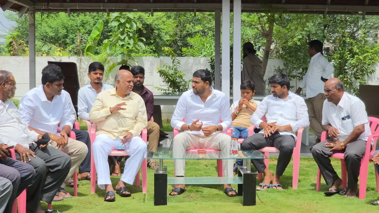 బోనాల ఏర్పాట్లపై సమీక్షా సమావేశం నిర్వహించిన కుత్బుల్లాపూర్ నియోజకవర్గ బీఆర్ఎస్ నేత శంభీపూర్ క్రిష్ణ