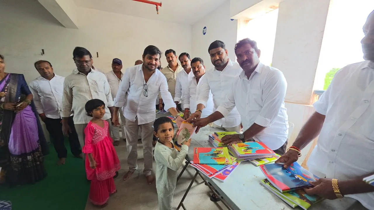 విద్యార్థులకు నోట్‌బుక్‌ల పంపిణీ కార్యక్రమంలో పాల్గొన్న కుత్బుల్లాపూర్ నియోజకవర్గ బీఆర్ఎస్ నేత శంభీపూర్ క్రిష్ణ
