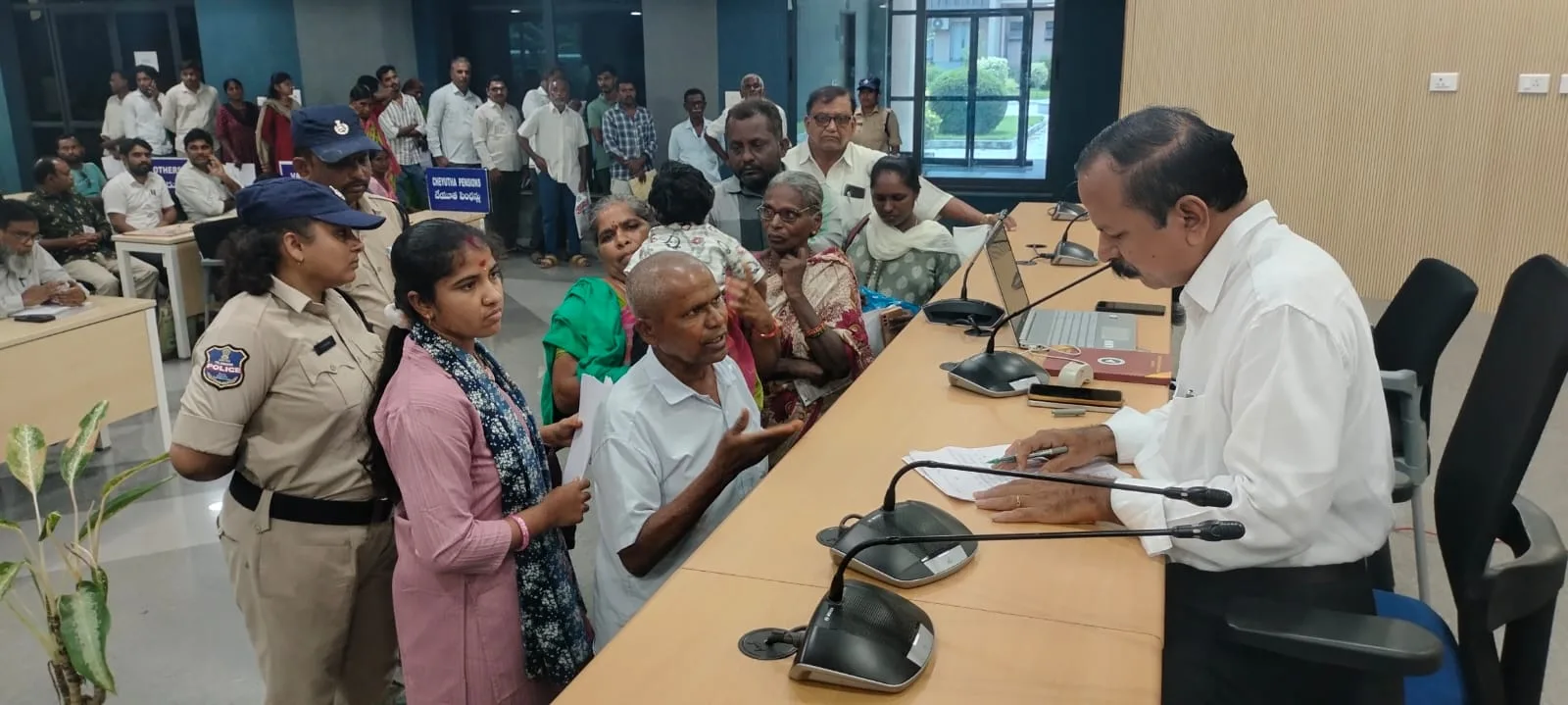 ప్రజావాణి అర్జీలకు అత్యంత ప్రాధాన్యత ఇవ్వాలి