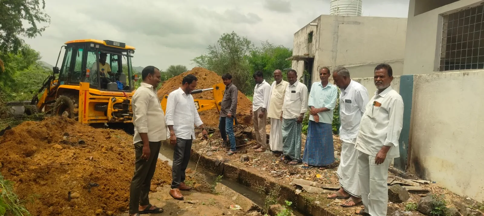 ఇంకుడు గుంతలను ప్రారంభించిన మణిగిల్ల గ్రామ సర్పంచ్ శ్రీనివాస్ గౌడ్
